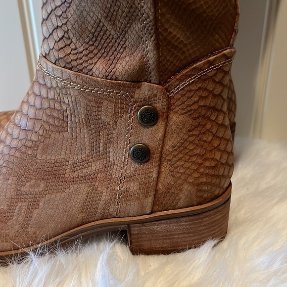 BARETRAPS Madelyn Womens tan Faux Leather Embossed Knee-High Boots size 8.5 NEW - Picture 3 of 9